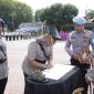 TANDA TANGAN: Polres Sumenep, Madura, Jawa Timur, menggelar Upacara Serah Terima Jabatan (Sertijab) Wakapolres Sumenep, di Lapangan Tribrata setempat (Humas Polres Sumenep)
