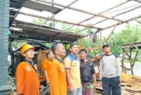 CEPAT: Tim Penanggulangan Bencana Kabupaten Sumenep, bergerak cepat melakukan asesmen terhadap ratusan rumah warga yang mengalami kerusakan akibat puting beliung (Foto Istimewa)