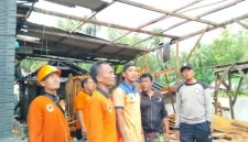CEPAT: Tim Penanggulangan Bencana Kabupaten Sumenep, bergerak cepat melakukan asesmen terhadap ratusan rumah warga yang mengalami kerusakan akibat puting beliung (Foto Istimewa)