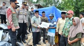 ROBOH: Wabup Sumenep, Imam Hasyim, saat menyerahkan bantuan stimulan rumah untuk korban bencana di Bluto (Foto Istimewa)
