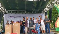 BAHAGIA: Ketua SMSI Kabupaten Sumenep, Wahyudi, saat memberikan hadiah utama sepeda listrik (Mufti Che - Seputar Jatim)