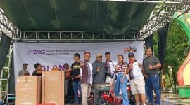 BAHAGIA: Ketua SMSI Kabupaten Sumenep, Wahyudi, saat memberikan hadiah utama sepeda listrik (Mufti Che - Seputar Jatim)