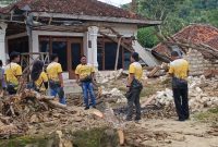 ROBOH: Pengurus IWO Sumenep, saat melihat kondisi pasca bencana angin putih beliung di Desa Karduluk, setelah memberikan bantuan semen (Mufti Che - Seputar Jatim)