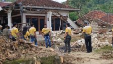 ROBOH: Pengurus IWO Sumenep, saat melihat kondisi pasca bencana angin putih beliung di Desa Karduluk, setelah memberikan bantuan semen (Mufti Che - Seputar Jatim)