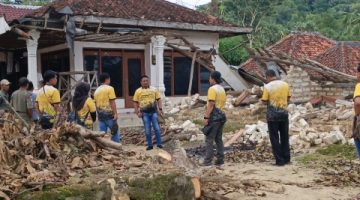 ROBOH: Pengurus IWO Sumenep, saat melihat kondisi pasca bencana angin putih beliung di Desa Karduluk, setelah memberikan bantuan semen (Mufti Che - Seputar Jatim)