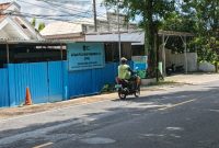 TERTUTUP: Pengendara roda dua saat melintas di depan SPPG Pakamban Laok 2 Yayasan Bumi Asfan Abadi, di jalan raya Sumenep - Pamekasan (Doc. Seputar Jatim)