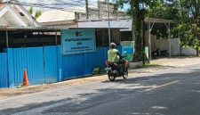 TERTUTUP: Pengendara roda dua saat melintas di depan SPPG Pakamban Laok 2 Yayasan Bumi Asfan Abadi, di jalan raya Sumenep - Pamekasan (Doc. Seputar Jatim)