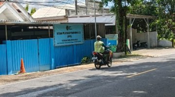TERTUTUP: Pengendara roda dua saat melintas di depan SPPG Pakamban Laok 2 Yayasan Bumi Asfan Abadi, di jalan raya Sumenep - Pamekasan (Doc. Seputar Jatim)