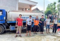 CEPAT: Sekretaris Fraksi PDI Perjuangan di DPRD Sumenep, Sulahuddin (Berkopiah) saat menyalurkan bantuan air bersih kepada warga Desa Moncek Tengah (Foto Istimewa)