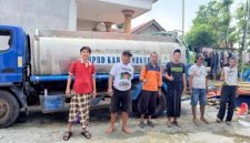 CEPAT: Sekretaris Fraksi PDI Perjuangan di DPRD Sumenep, Sulahuddin (Berkopiah) saat menyalurkan bantuan air bersih kepada warga Desa Moncek Tengah (Foto Istimewa)