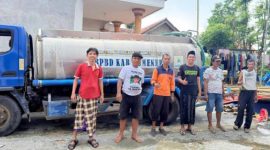 CEPAT: Sekretaris Fraksi PDI Perjuangan di DPRD Sumenep, Sulahuddin (Berkopiah) saat menyalurkan bantuan air bersih kepada warga Desa Moncek Tengah (Foto Istimewa)
