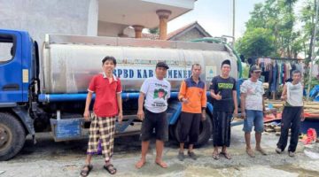 CEPAT: Sekretaris Fraksi PDI Perjuangan di DPRD Sumenep, Sulahuddin (Berkopiah) saat menyalurkan bantuan air bersih kepada warga Desa Moncek Tengah (Foto Istimewa)