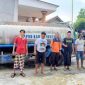 CEPAT: Sekretaris Fraksi PDI Perjuangan di DPRD Sumenep, Sulahuddin (Berkopiah) saat menyalurkan bantuan air bersih kepada warga Desa Moncek Tengah (Foto Istimewa)