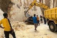 ALAT BERAT: Proses evakuasi Pick Up yang terjun ke jurang di Desa Rombasan (Humas Polres Sumenep)