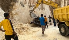 ALAT BERAT: Proses evakuasi Pick Up yang terjun ke jurang di Desa Rombasan (Humas Polres Sumenep)