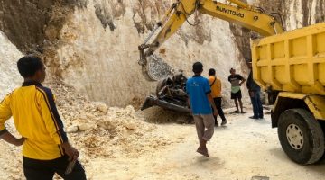 ALAT BERAT: Proses evakuasi Pick Up yang terjun ke jurang di Desa Rombasan (Humas Polres Sumenep)