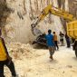 ALAT BERAT: Proses evakuasi Pick Up yang terjun ke jurang di Desa Rombasan (Humas Polres Sumenep)