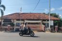 CERAH: Pengendara roda dua sedang melintas di depan kantor Dinkes P2KB Kabupaten Sumenep (Foto Istimewa)