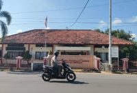 CERAH: Pengendara roda dua sedang melintas di depan kantor Dinkes P2KB Kabupaten Sumenep (Foto Istimewa)