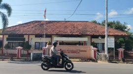 CERAH: Pengendara roda dua sedang melintas di depan kantor Dinkes P2KB Kabupaten Sumenep (Foto Istimewa)