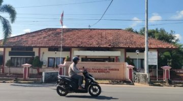 CERAH: Pengendara roda dua sedang melintas di depan kantor Dinkes P2KB Kabupaten Sumenep (Foto Istimewa)