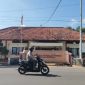 CERAH: Pengendara roda dua sedang melintas di depan kantor Dinkes P2KB Kabupaten Sumenep (Foto Istimewa)