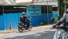 CERAH: Pengendara roda dua saat melintas di depan SPPG Pakamban Laok 2 Yayasan Bumi Asfan Abadi (Doc. Seputar Jatim)