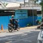 CERAH: Pengendara roda dua saat melintas di depan SPPG Pakamban Laok 2 Yayasan Bumi Asfan Abadi (Doc. Seputar Jatim)