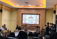 FOKUS: Kapolres Sumenep saat memberikan sambutan pada acara buka puasa bersama polri dan insan pers di Gedung  Video Conference Mapolres Sumenep (Mufti Che - Seputar Jatim)