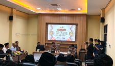 FOKUS: Kapolres Sumenep saat memberikan sambutan pada acara buka puasa bersama polri dan insan pers di Gedung Video Conference Mapolres Sumenep (Mufti Che - Seputar Jatim)