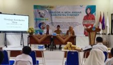 FOKUS: Direktur RSUD Moh Anwar Sumenep yang diwakili oleh Koordinator Tim Promosi Kesehatan Rumah Sakit (PKRS) RSUD Sumenep, Vinda Sartika Basri, saat memberikan penyuluhan di SLB Saronggi (Doc. Seputar Jatim)