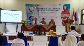 FOKUS: Direktur RSUD Moh Anwar Sumenep yang diwakili oleh Koordinator Tim Promosi Kesehatan Rumah Sakit (PKRS) RSUD Sumenep, Vinda Sartika Basri, saat memberikan penyuluhan di SLB Saronggi (Doc. Seputar Jatim)