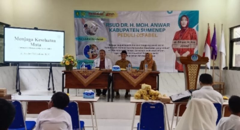 FOKUS: Direktur RSUD Moh Anwar Sumenep yang diwakili oleh Koordinator Tim Promosi Kesehatan Rumah Sakit (PKRS) RSUD Sumenep, Vinda Sartika Basri, saat memberikan penyuluhan di SLB Saronggi (Doc. Seputar Jatim)