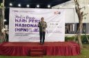 BERDIRI: Kabid IKP Kominfo Jatim, Putut Darmawan, saat memberikan sambutan pada malam puncak HPN 2026 yang digelar SMSI Sumenep (Doc. Seputar Jatim)