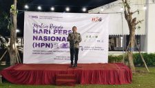BERDIRI: Kabid IKP Kominfo Jatim, Putut Darmawan, saat memberikan sambutan pada malam puncak HPN 2026 yang digelar SMSI Sumenep (Doc. Seputar Jatim)