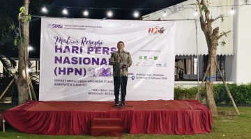 BERDIRI: Kabid IKP Kominfo Jatim, Putut Darmawan, saat memberikan sambutan pada malam puncak HPN 2026 yang digelar SMSI Sumenep (Doc. Seputar Jatim)