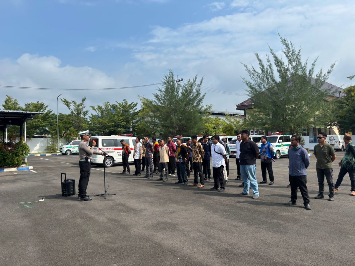 BERBARIS: Satlantas Polres Sumenep, saat nekali sopir Ambulans Safety Driving selama Operasi Keselamatan Semeru 2026 (Humas Polres Sumenep)