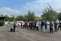 BERBARIS: Satlantas Polres Sumenep, saat nekali sopir Ambulans Safety Driving selama Operasi Keselamatan Semeru 2026 (Humas Polres Sumenep)