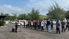 BERBARIS: Satlantas Polres Sumenep, saat nekali sopir Ambulans Safety Driving selama Operasi Keselamatan Semeru 2026 (Humas Polres Sumenep)