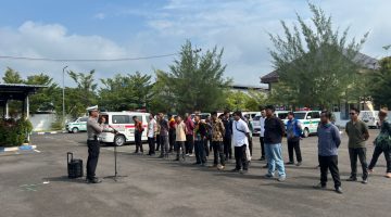 BERBARIS: Satlantas Polres Sumenep, saat nekali sopir Ambulans Safety Driving selama Operasi Keselamatan Semeru 2026 (Humas Polres Sumenep)