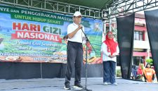 BERDIRI: Plt Sekda Kabupaten Sumenep, R. Syahwan Efendi (depan) bersama Kepala Dinkes P2KB Kabupaten Sumenep, Ellya Fardasah (belakang) saat memberikan sambutan di acara HGN ke 66 (SandiGT - Seputar Jatim)