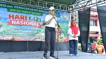 BERDIRI: Plt Sekda Kabupaten Sumenep, R. Syahwan Efendi (depan) bersama Kepala Dinkes P2KB Kabupaten Sumenep, Ellya Fardasah (belakang) saat memberikan sambutan di acara HGN ke 66 (SandiGT - Seputar Jatim)