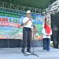 BERDIRI: Plt Sekda Kabupaten Sumenep, R. Syahwan Efendi (depan) bersama Kepala Dinkes P2KB Kabupaten Sumenep, Ellya Fardasah (belakang) saat memberikan sambutan di acara HGN ke 66 (SandiGT - Seputar Jatim)