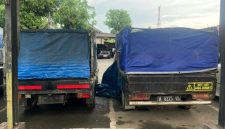 PARKIR: 2 mobil pick up yang diduga mengangkut solar subsidi (Doc. Seputar Jatim)