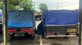 PARKIR: 2 mobil pick up yang diduga mengangkut solar subsidi (Doc. Seputar Jatim)
