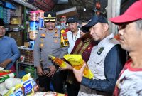 MENGECEK: Bupati Sumenep, Achmad Fauzi Wongsojudo, saat meninjau harga bahan pokok di Pasar Anom (SandiGT - Seputar Jatim)