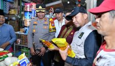 MENGECEK: Bupati Sumenep, Achmad Fauzi Wongsojudo, saat meninjau harga bahan pokok di Pasar Anom (SandiGT - Seputar Jatim)