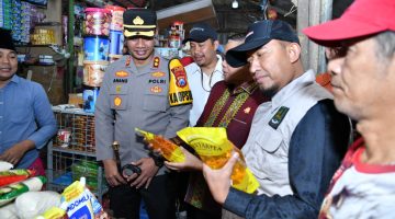 MENGECEK: Bupati Sumenep, Achmad Fauzi Wongsojudo, saat meninjau harga bahan pokok di Pasar Anom (SandiGT - Seputar Jatim)