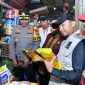 MENGECEK: Bupati Sumenep, Achmad Fauzi Wongsojudo, saat meninjau harga bahan pokok di Pasar Anom (SandiGT - Seputar Jatim)