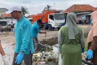 KOMPAK: Pemerintah Desa Pinggirpapas kerjasama dengan Dina Lingkungan Hidup Sumenep, untuk bersih-bersih (SandiGT - Seputar Jatim)